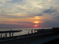 Klaipeda - Hafenkräne  - Blick von der Skybar 