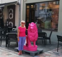 Eine Begegnung von zwei pinken Löwen 