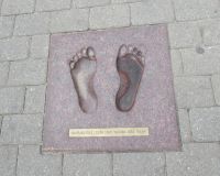 Riga - die Fußabdrücke - Symbol der Menschenkette und singender Revolution