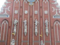 Riga - die Figuren der Fassade am Schwarzhäupterhaus