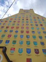 Haus in Riga mit Wappen aller litauischen Städte 