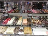 Tallinn - Auswahl der Pralinen in der Supermarkt des Einkaufszentrum gegenüber