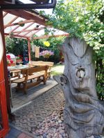 Blick in den Garten eines Hauses