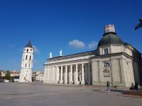 Vilnius - Kathedralenplatz mit Glockenturm(15).jpg