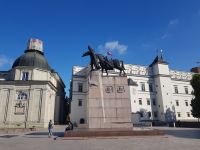 Vilnius - Fürstenpalast mit Reiterstandbild Gediminas(16).jpg