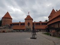 Innenhof des Wasserschlosses Trakkai (17).jpg