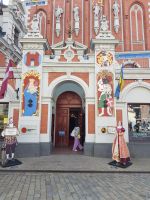 Riga - Eingang am Schwarzhäupterhaus(24).jpg