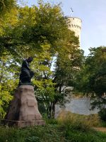 Tallinn - Auf demWeg zum Domberg - Denkmal von Linda(2).jpg