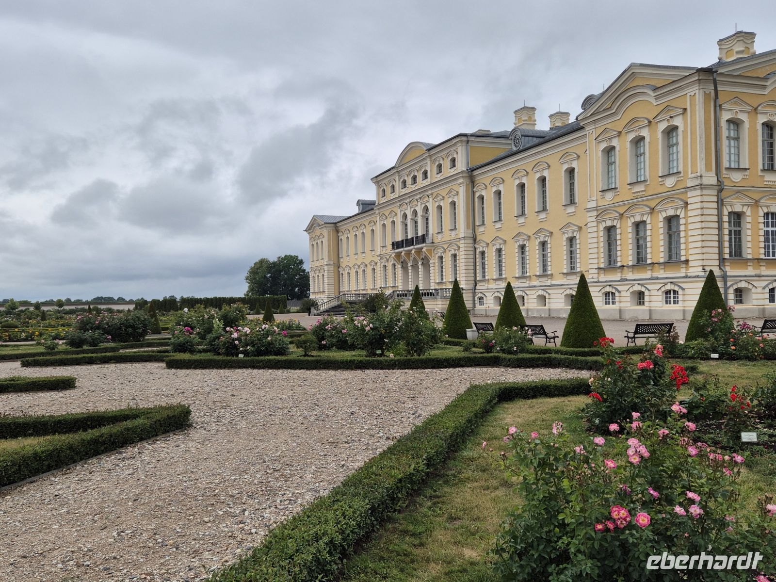 Tag 5 - Rundale - Rosengarten mit Schloss