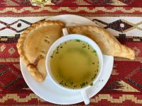 Leckere Kibinai mit Brühe