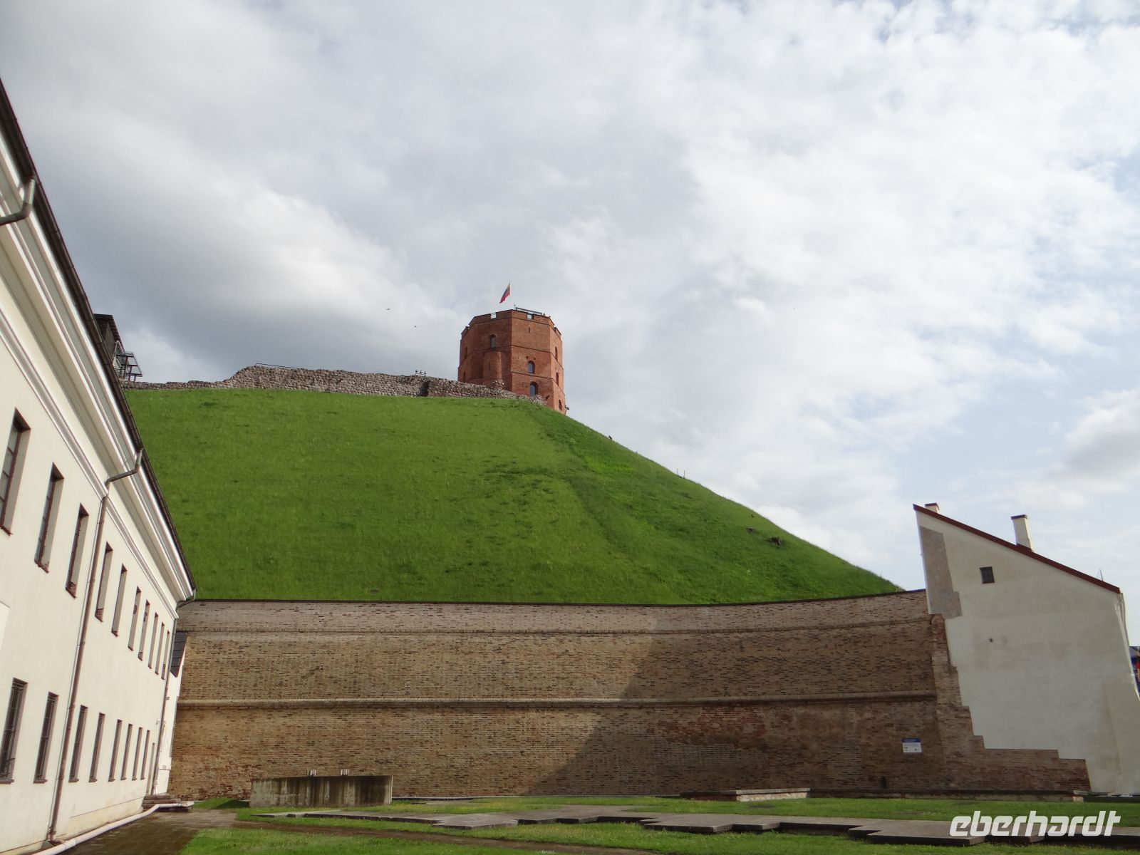 Vilnius, der Gedimimasturm liegt auf einer natürlichen Anhöhe, unten ein Teil der Befestigung.