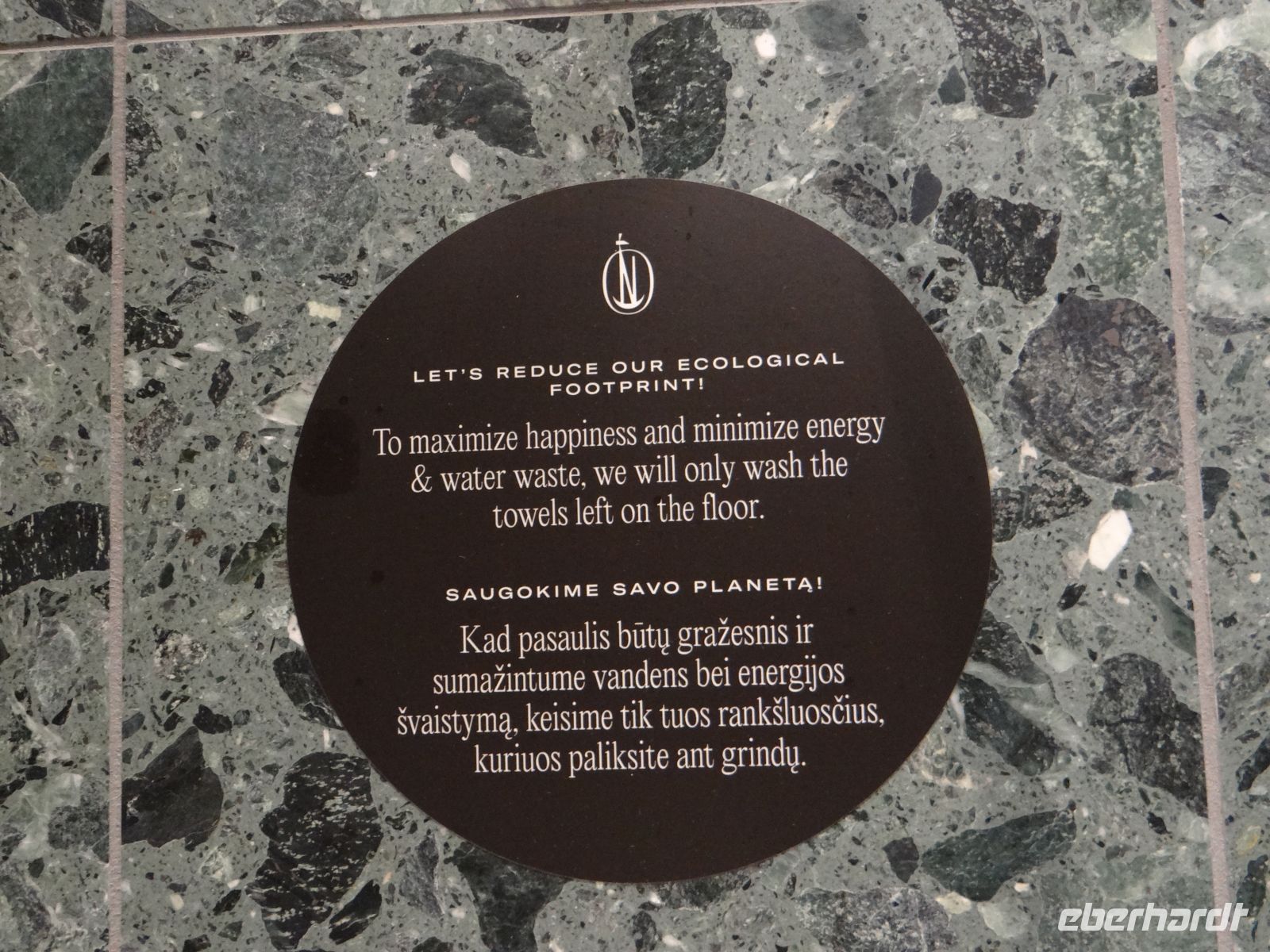 Vilnius, Hotel, klarer Hinweis mit einem Lächeln verpackt, eine Gabe der Balten, der wir immer wieder begegnen.