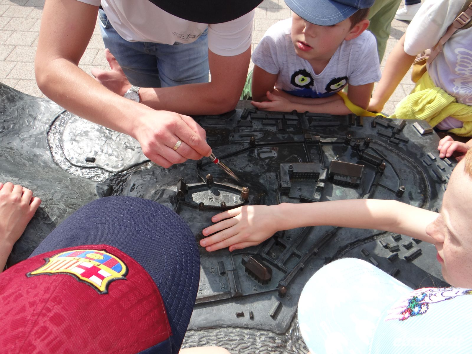 Vilnius, Kathedralenplatz, Anschauungsunterricht am Stadtmodell