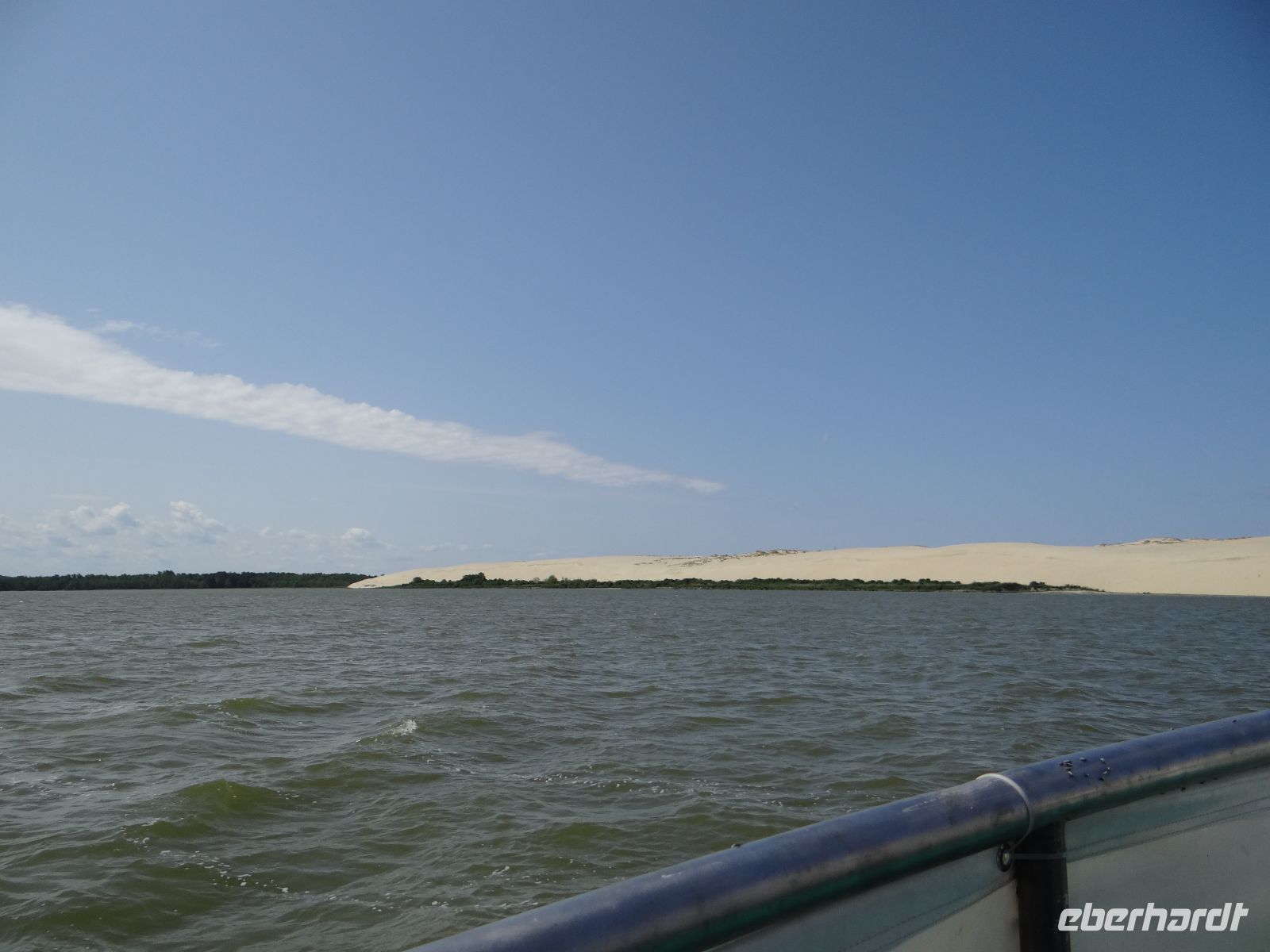 Kurische Nehrung, die Wanderdüne vom Haff aus gesehen. Auf ihr verläuft die Grenze Russland – Litauen.