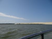 Kurische Nehrung, die Wanderdüne vom Haff aus gesehen. Auf ihr verläuft die Grenze Russland – Litauen.