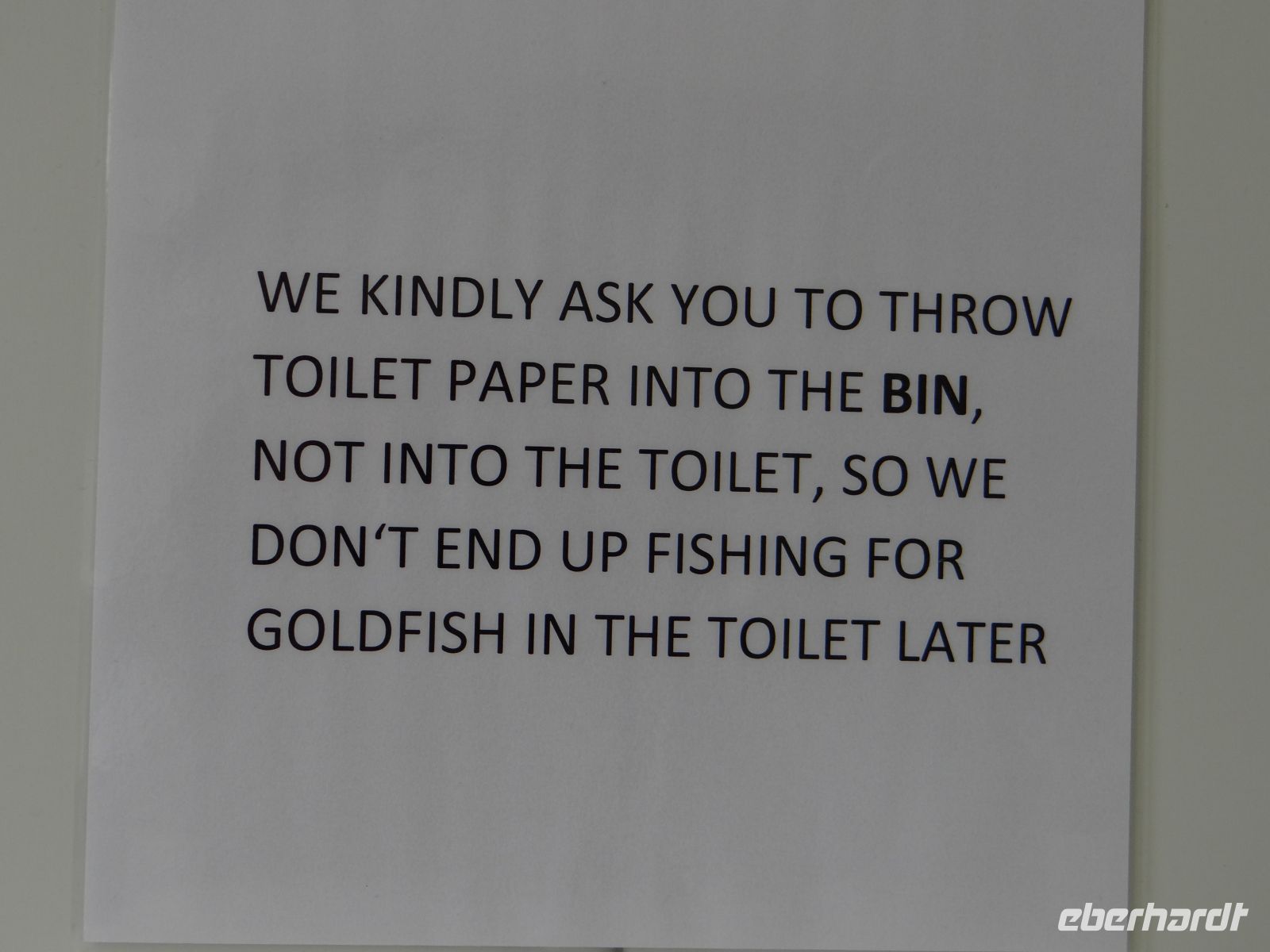 Kurische Nehrung, die Balten verpacken mahnende Hinweise auf witzige Art.