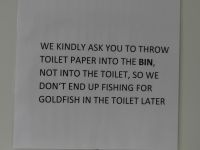 Kurische Nehrung, die Balten verpacken mahnende Hinweise auf witzige Art.