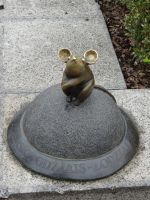 Klaipeda, das Mäuschen hat ganz blanke Ohren, verspricht doch das Reiben daran die Erfüllung eines Wunsches.