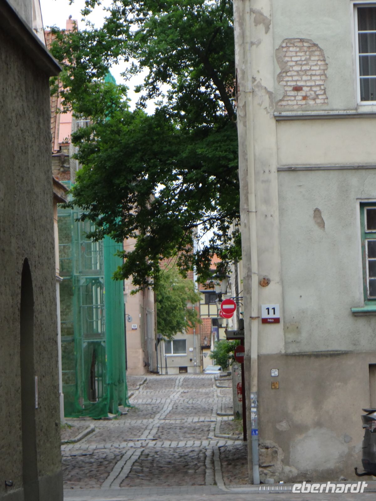 Klaipeda, Gasse mit sanierten und unsanierten Häusern