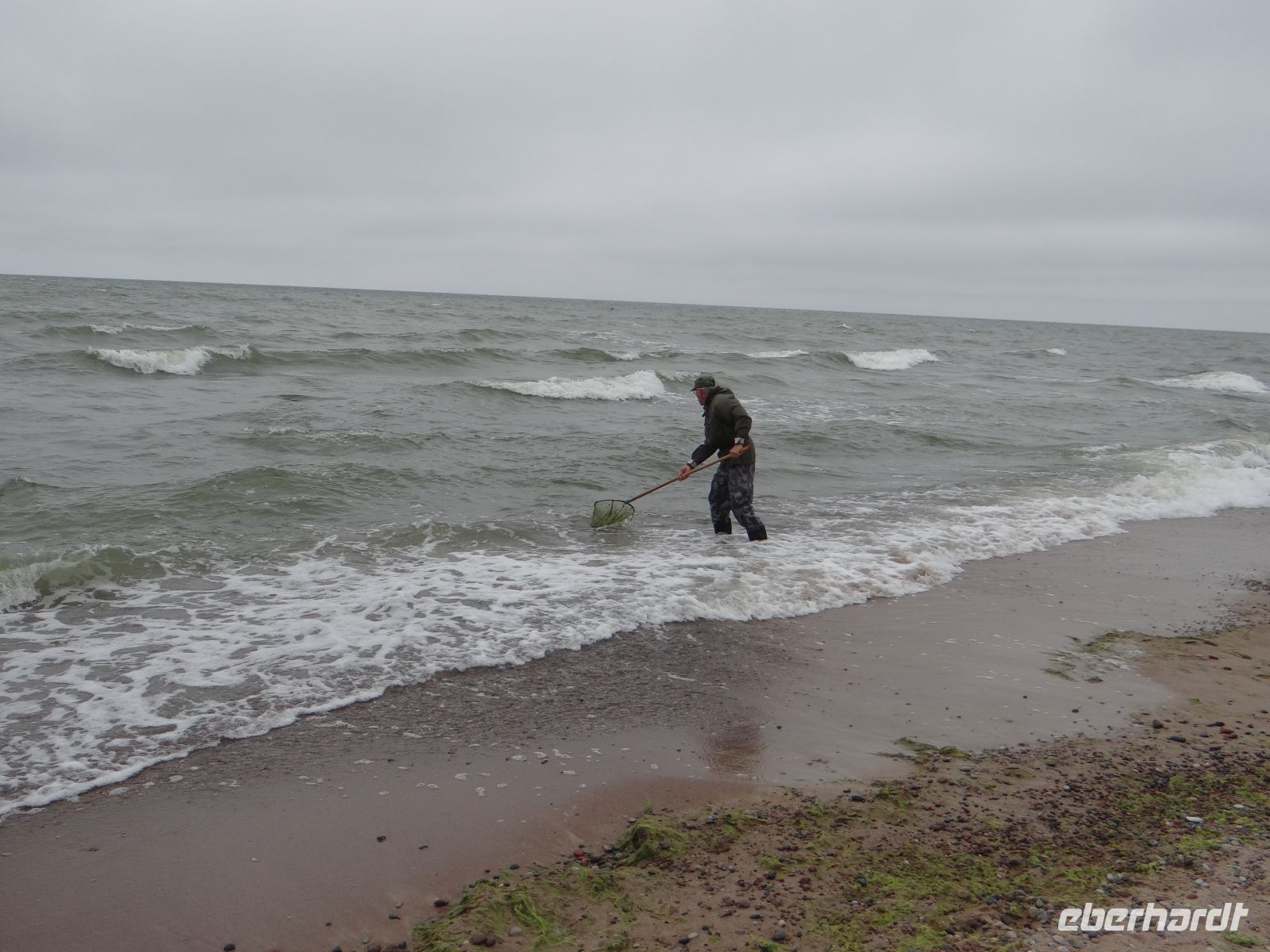 Bernsteinkunde, Igoris, der Bernsteinfischer bei der Arbeit.