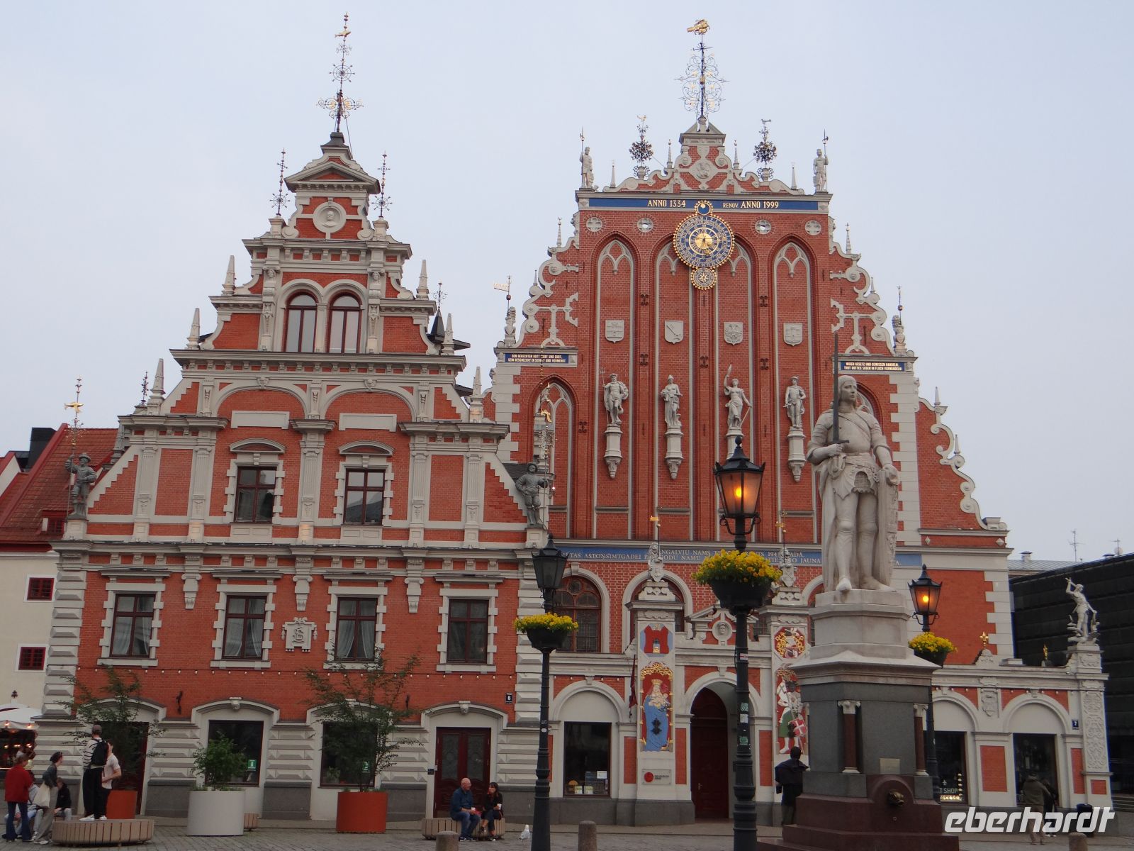 Riga, Schwabenhaus und Schwarzhäupterhaus, davor der Roland, Zeichen einer Hansestadt