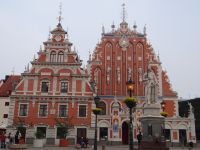 Riga, Schwabenhaus und Schwarzhäupterhaus, davor der Roland, Zeichen einer Hansestadt