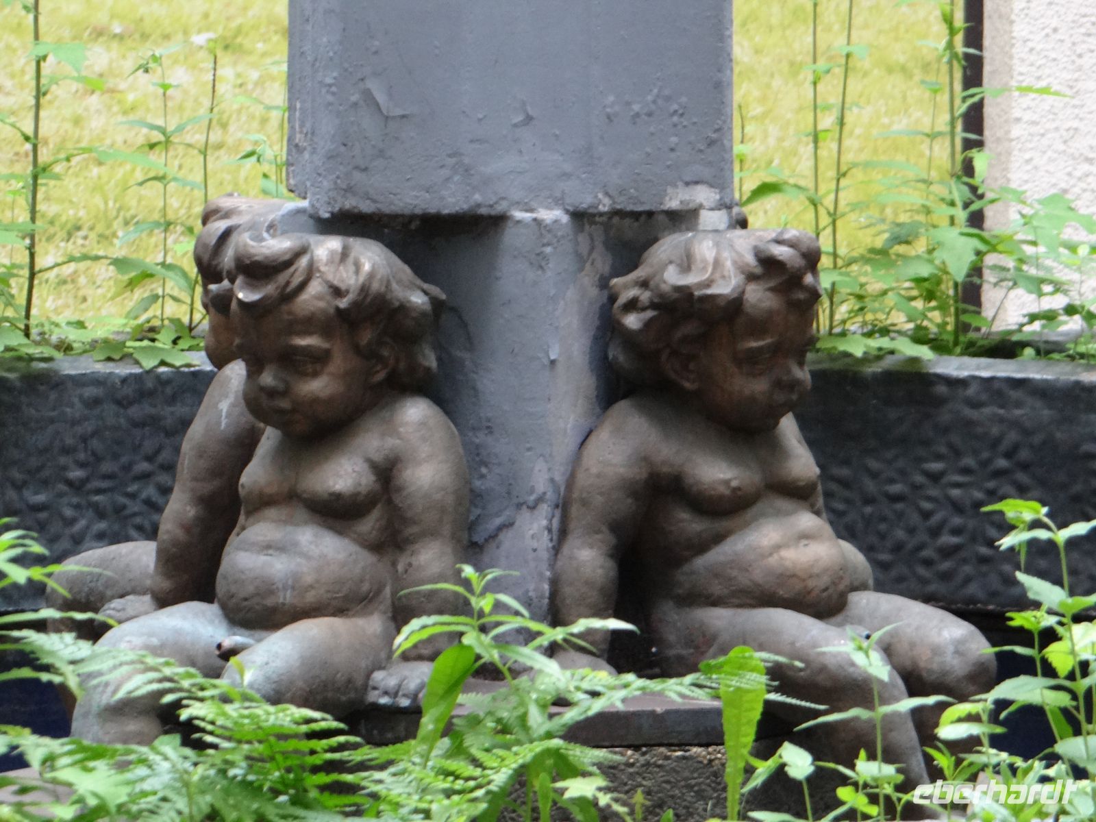 Riga, Brunnen im Innenhof eines verlassenen Warenhauses. Die Putten scheinen sich zu fragen „was wird mit uns?“.