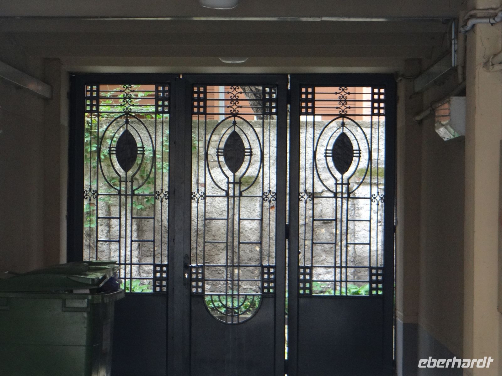 Riga, Jugendstilviertel. Auch die Tür zum Hof ist dem Dekor unterworfen.