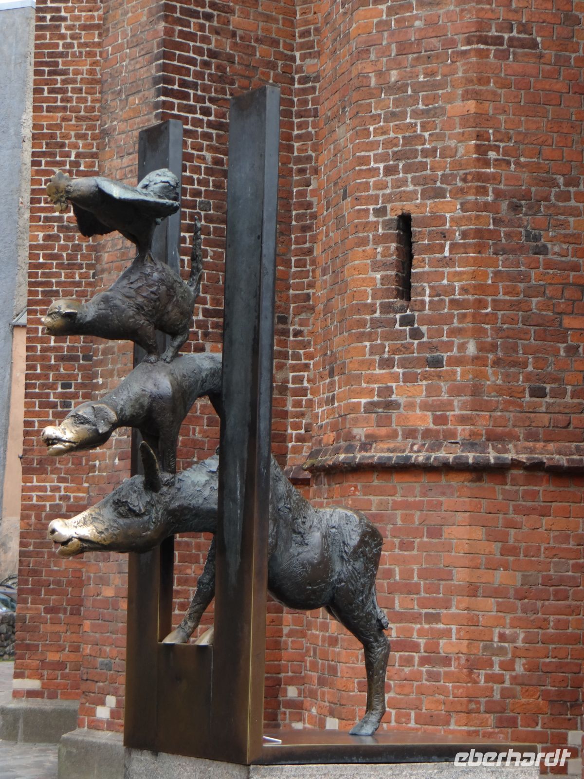 Riga, die Bremer Stadtmusikanten sind ein Geschenk von Bremen und brechen durch den Eisernen Vorhang.