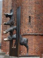 Riga, die Bremer Stadtmusikanten sind ein Geschenk von Bremen und brechen durch den Eisernen Vorhang.