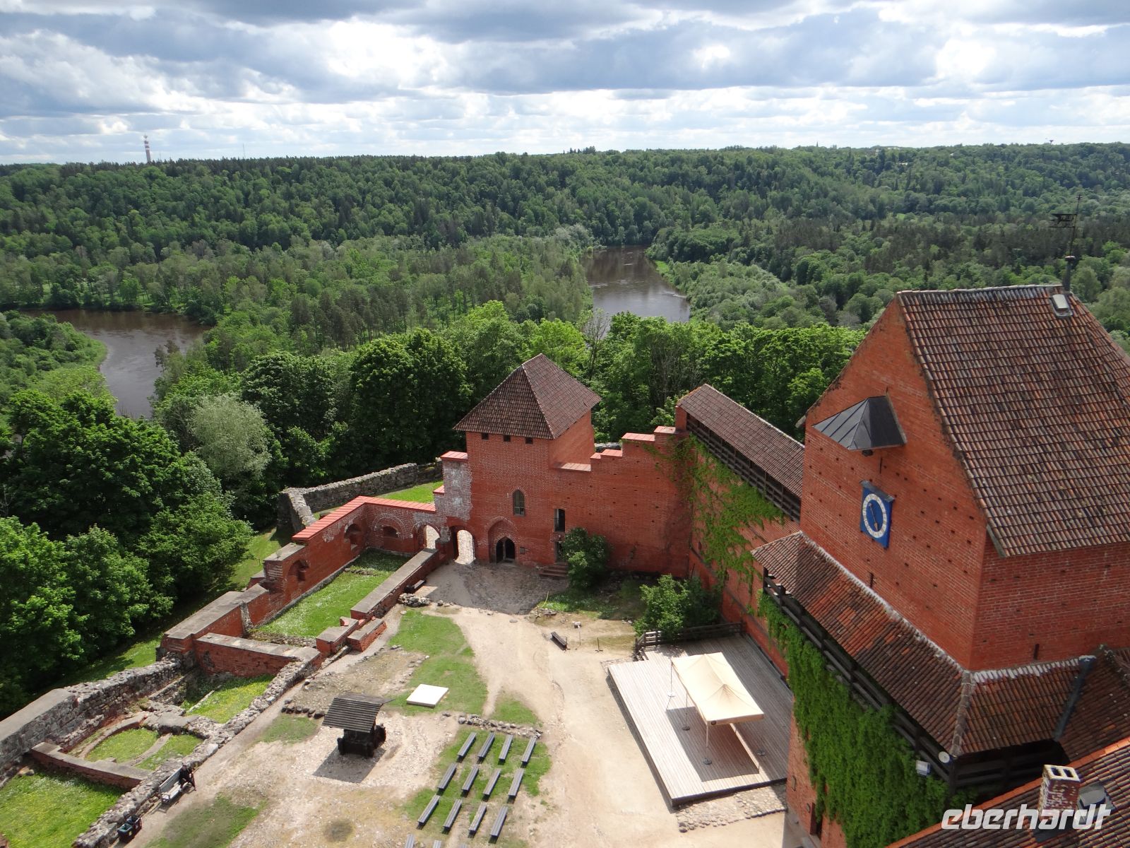 Turaida, die Bischofsburg vom Bergfried aus
