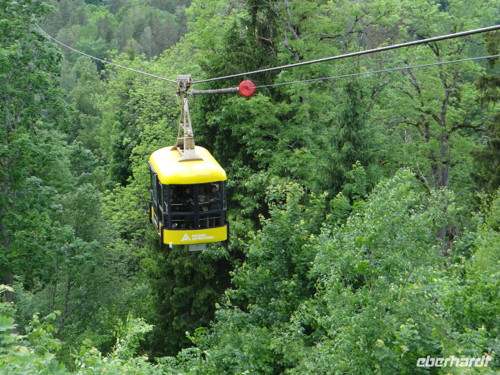 Sigulda, die Seilbahn führt über den Fluss Gauja.
