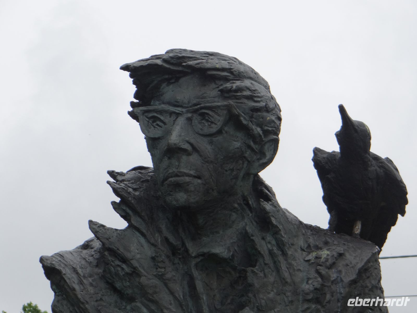 Juhan Smuul, estnischer Schriftsteller und Lyriker, wurde in Koguva auf Muhu geboren.