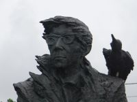 Juhan Smuul, estnischer Schriftsteller und Lyriker, wurde in Koguva auf Muhu geboren.