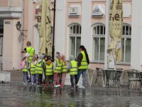 Kuressaare, alle Kinder tragen gelbe Westen und sind gut zu erkennen.