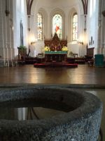 Riga, Dom, Taufbecken mit Altar...
