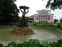 Riga, Nationaloper mit Brunnen...
