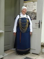 ... typische Tracht am Museumseingang