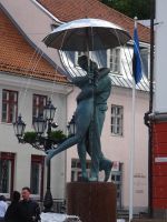 ... mit Regenschirmbrunnen...