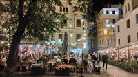Riga am Abend voller Musik und Menschen