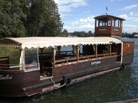 Holzschiff vor der Burg Trakai