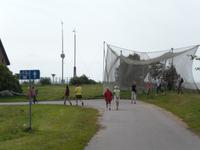 Reisegäste vor einem Fangnetz