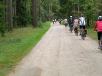 Radreisegäste mit dem Rad unterwegs durch das Baltikum