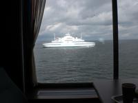 Blick auf das Meer und die Fähren