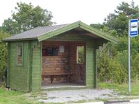 Wartehäuschen mit Briefkästen