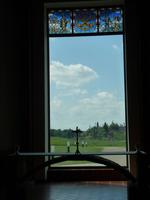 blick aus dem Stift auf den Berg der Kreuze