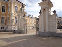 Haupteingang in das Schloß Rondäle