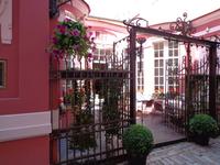 Blick in einen Restaurantgarten der Stadt