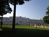 Blick vom Garten auf den Komplex