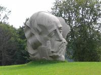 Skulptur auf dem Burggelände von Turaida